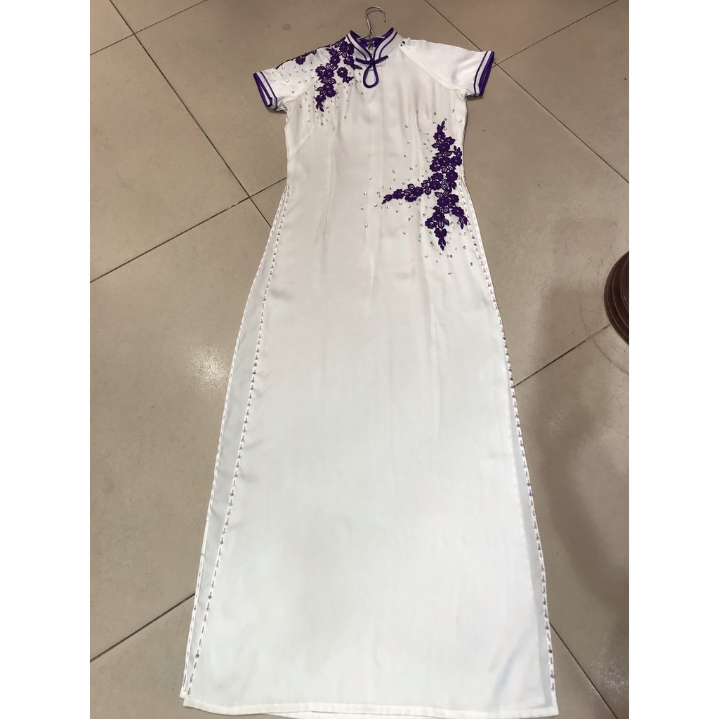 Áo dài lụa bóng màu trắng đính hoa tím cỡ M, thanh lý áo dài giá rẻ và đã qua sử dụng