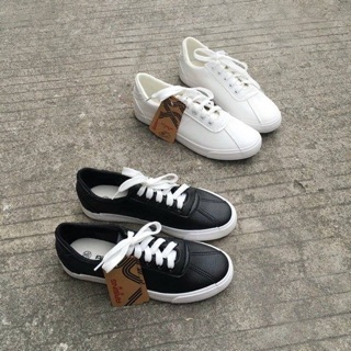 Giày thể thao đế bệt