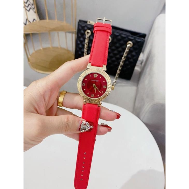 Đồng hồ nữ Versace nữ dây da sang trọng và tinh tế.