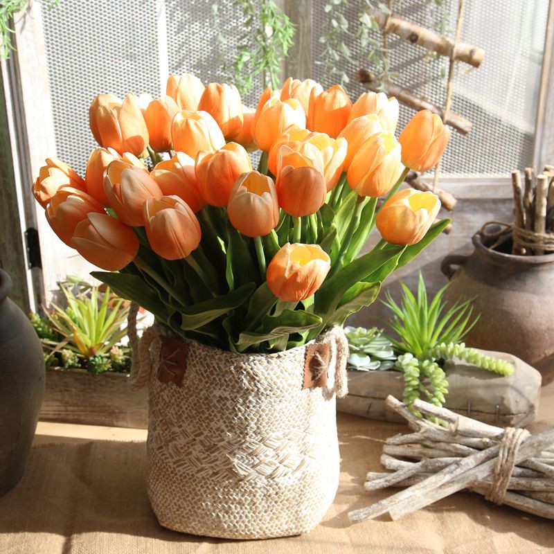 Bó hoa tulip trang trí đám cưới đẹp mắt