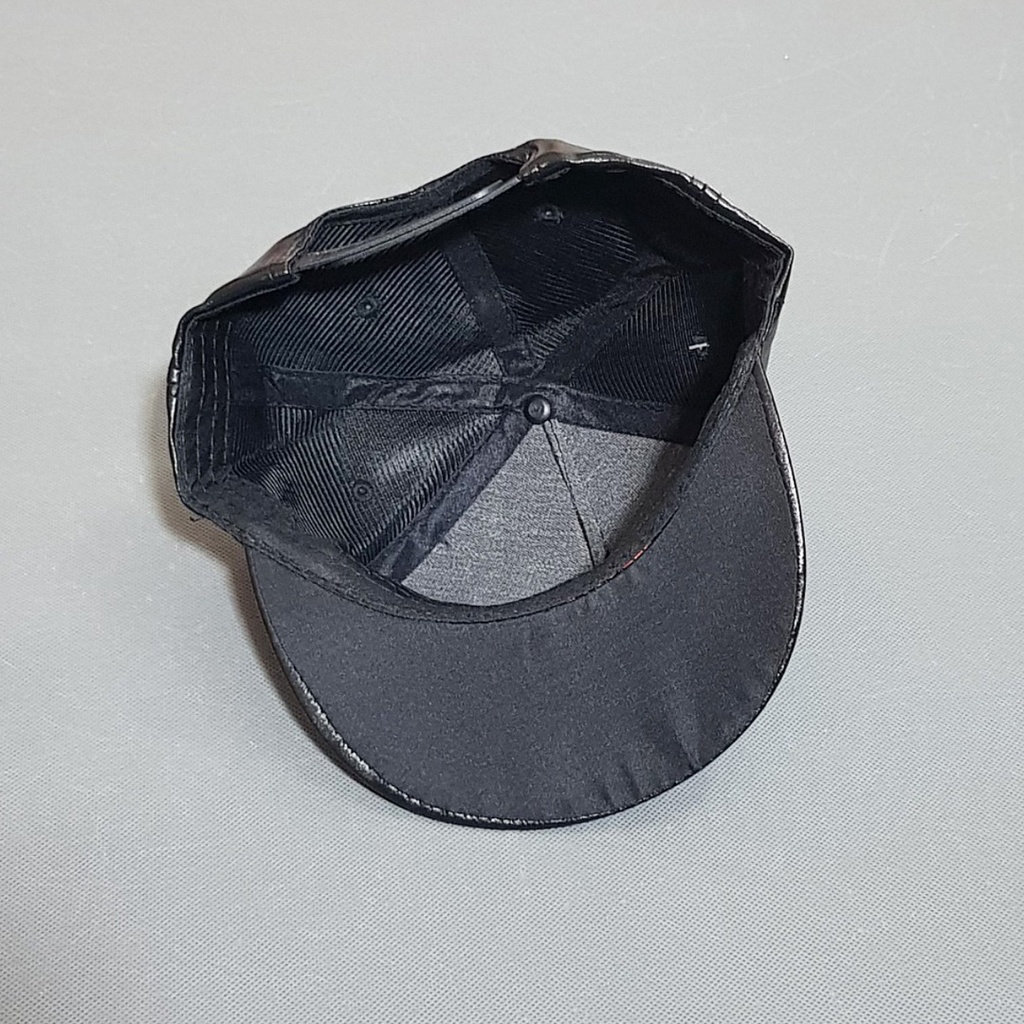 Nón snapback da đen gắn logo cá tính cho bé