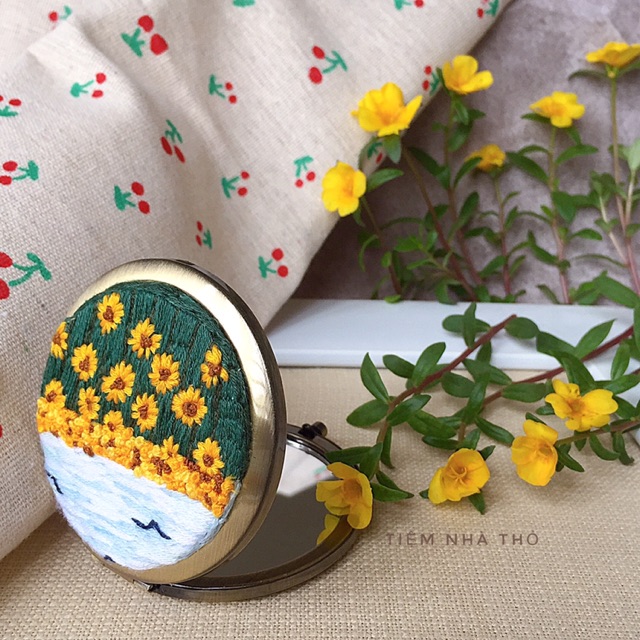 Gương cầm tay thêu handmade