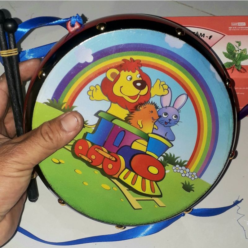 Một chiếc Trống Cơm hoặc trống dẹp bằng nhựa mini cho bé