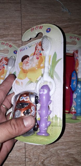 Bộ bàn chải đánh răng cho bé kèm đồ chơi sản xuất tại Việt Nam