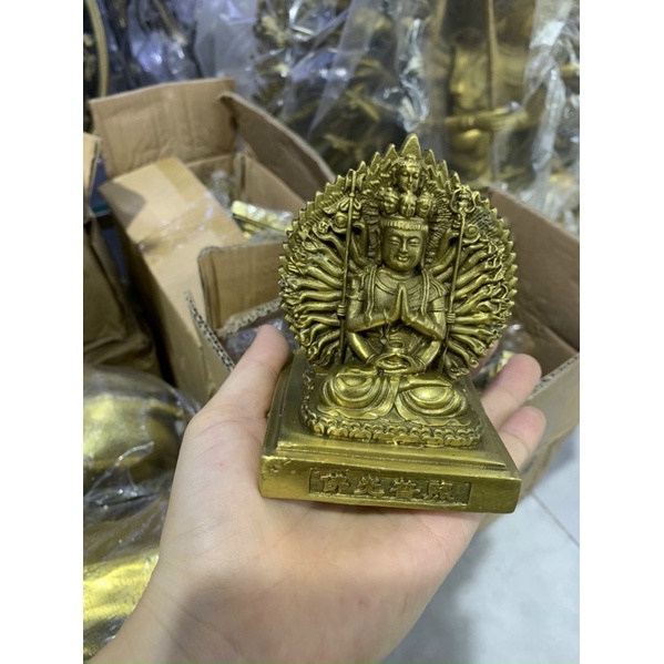 Tượng phật bà nghìn mắt nghìn tay để trên xe ô tô, tượng thiên thủ thiên nhãn.