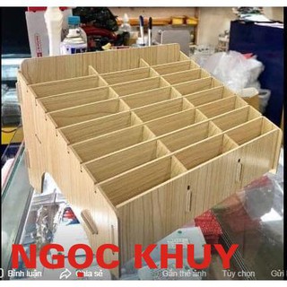 Khay gỗ để màn hình.