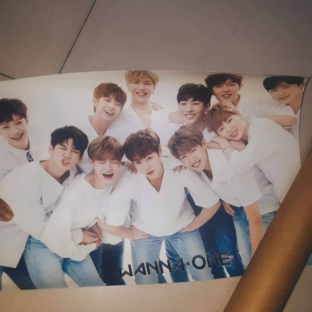 Poster 10k Wanna One, Twice