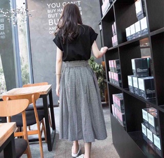 Set áo thun đen & chân váy caro midi