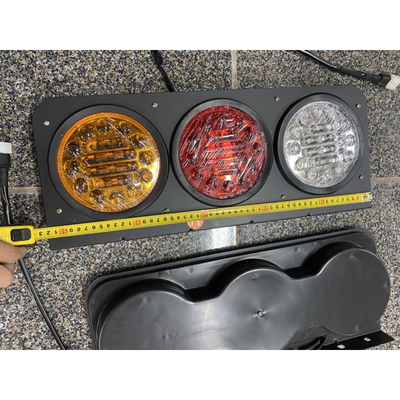 Đèn hậu ô tô 3 khoang tròn to 2048 giá một đôi