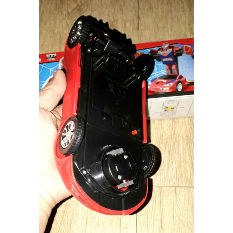 Một chiếc xe chạy pin biến thành spiderWarrior có nhạc và đèn led_ tặng kèm pin