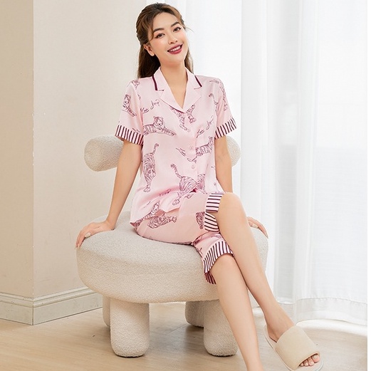 Bộ ngủ satin ZAM Luxury - SLA76 - áo ngắn tay quần lửng hoạ tiết