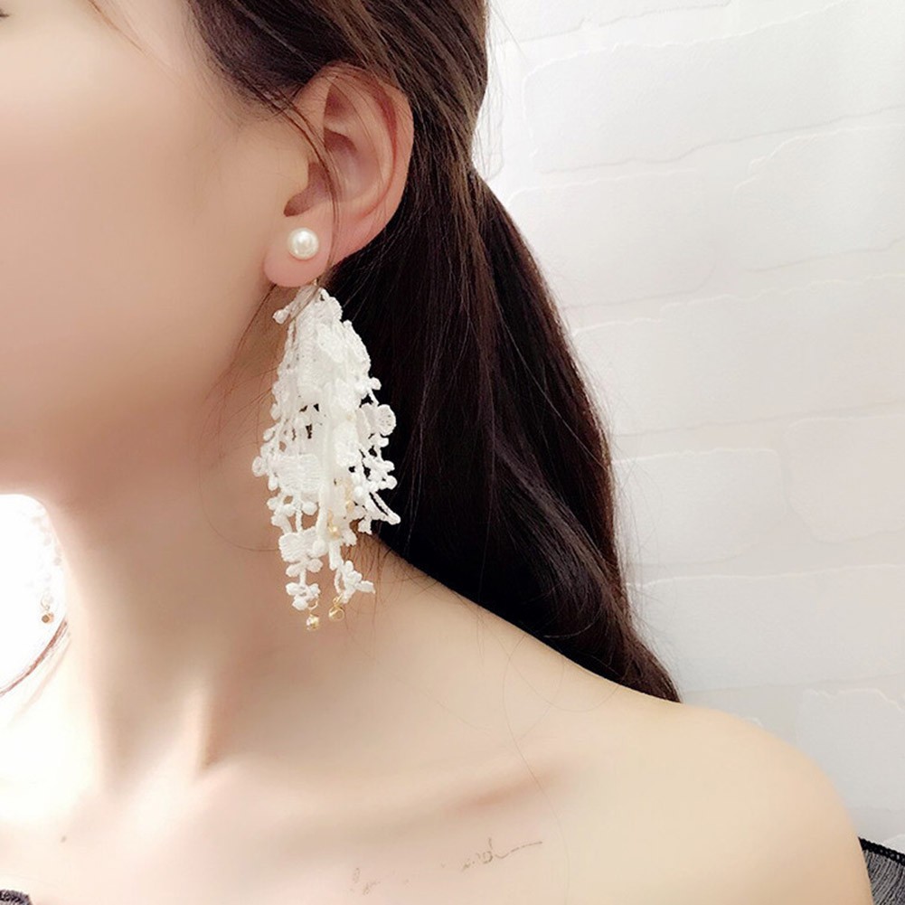 Hoa tai đính ngọc trai tua rua dạng ren độc đáo