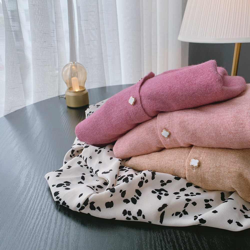(HÀNG SẴN) Áo khoác len cardigan dệt kim mềm mịn cổ V khuy cỏ 3 lá vintage Korea - Có ảnh thật