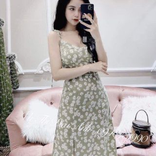 Váy hoa cúc 2 dây xẻ vạt.