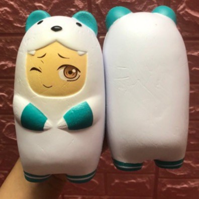 SQUISHY CẬU BÉ TRẮNG NHÁY MẮT ĐÁNG YÊU MẶC ÁO KHOÁC GẤU SIÊU DỄ THƯƠNG BÁN LỖ-SQUISHY GIÁ RẺ