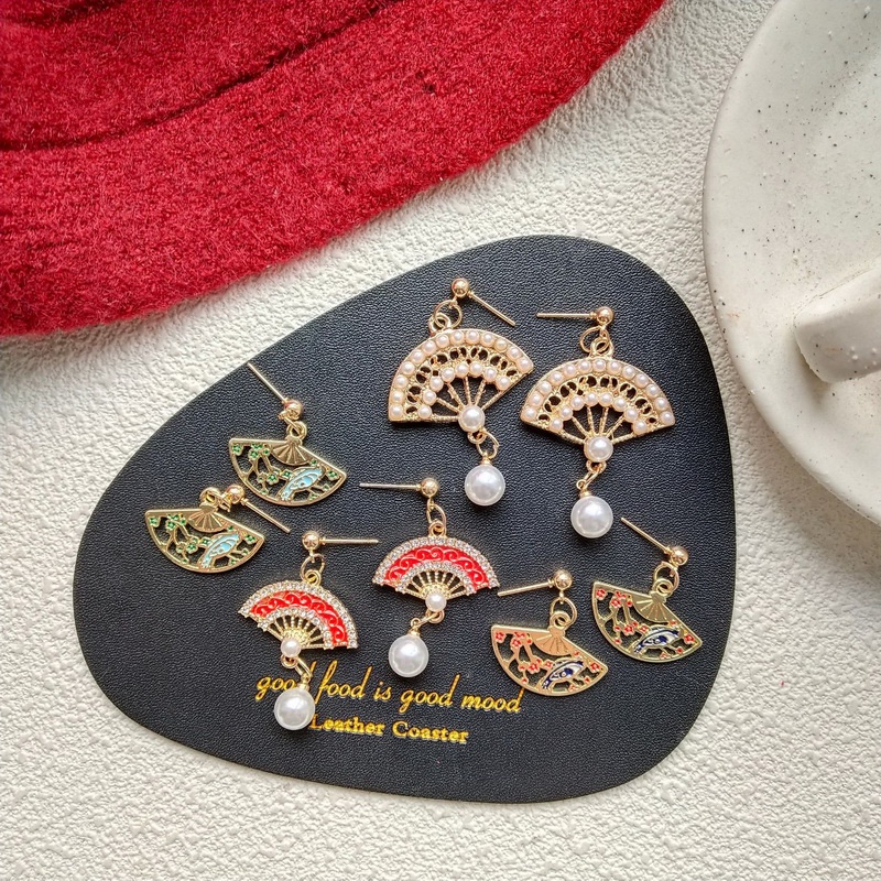 Khuyên tai dáng dài RINHOO mặt hình quạt rỗng đính đá và ngọc trai phối tua rua