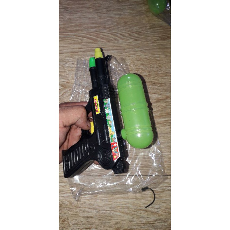 Một cây SúngNước 2 nồng 999 dài 18cm bằng nhựa có bình tiếp nước