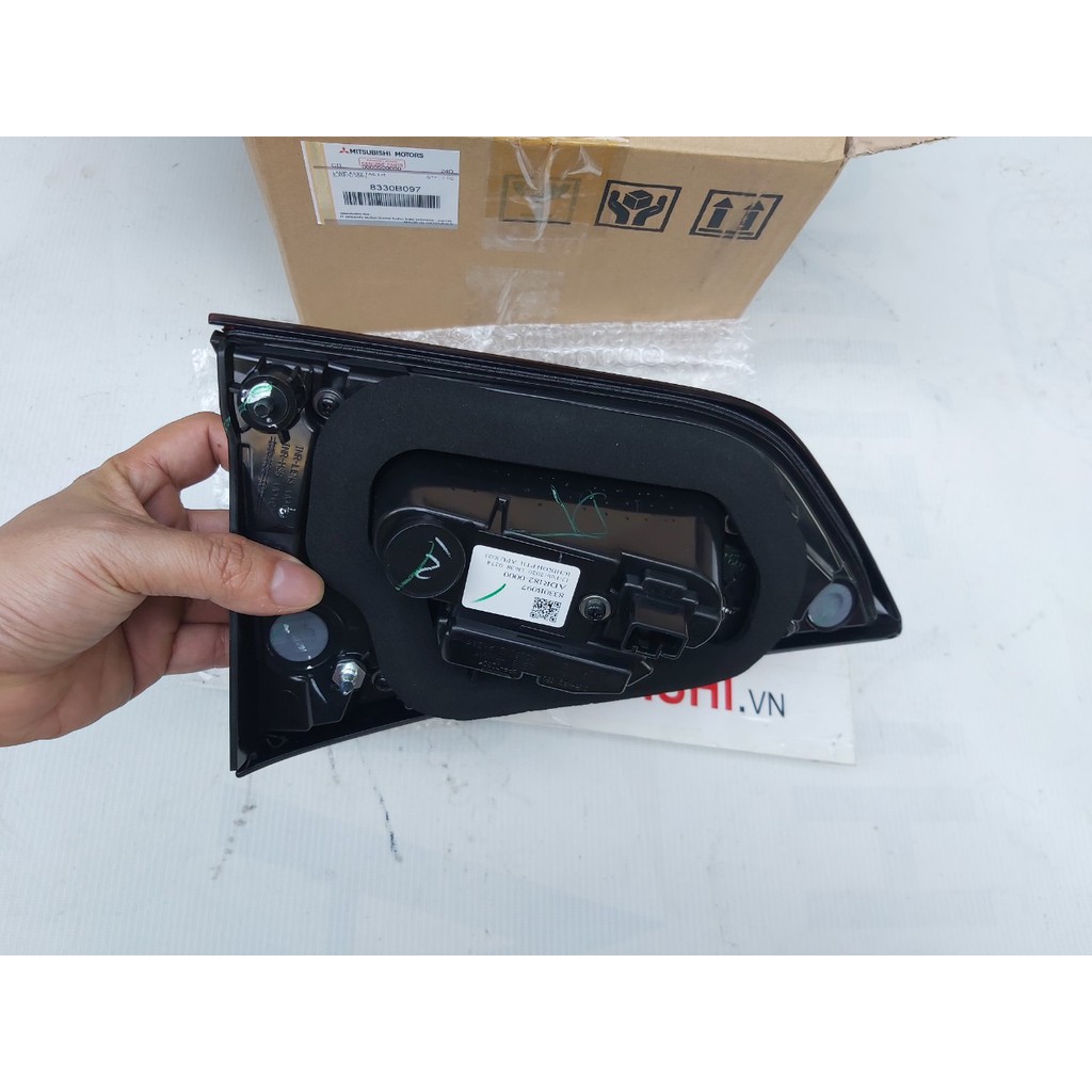 Đèn hậu miếng trong trên cốp xe Mitsubishi Xpander