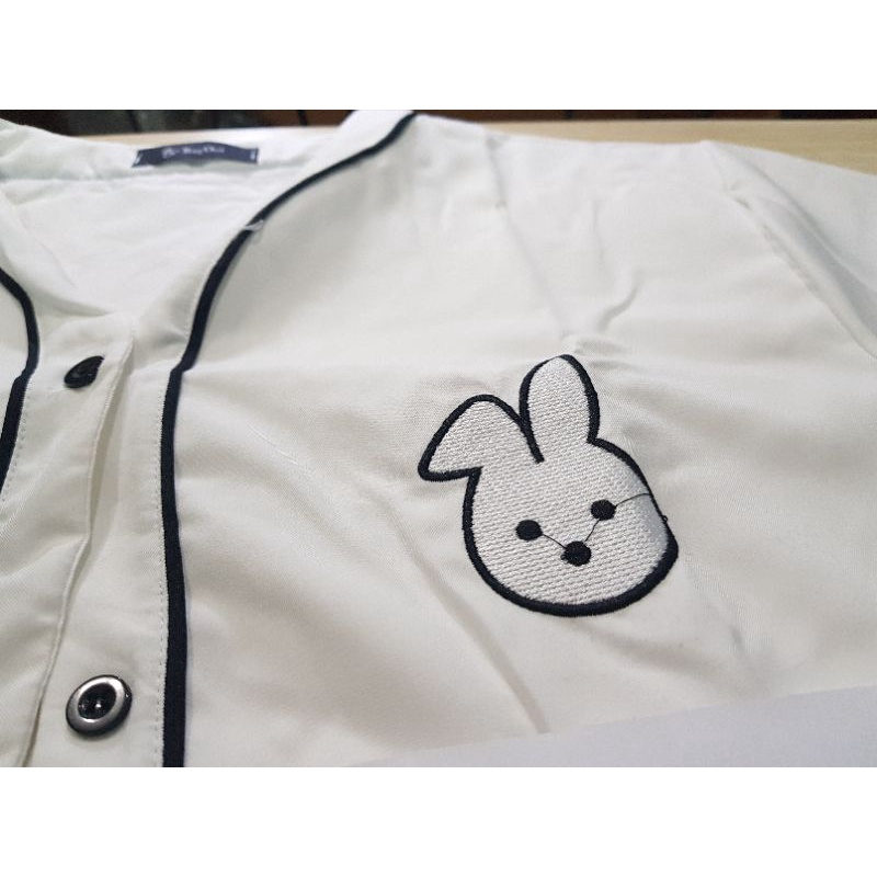 Áo sơ mi unisex, cổ chữ V phối viền - hàng may chuẩn đẹp - logo thỏ thêu xịn xò, Chất: kate hàn, Size: <55kg