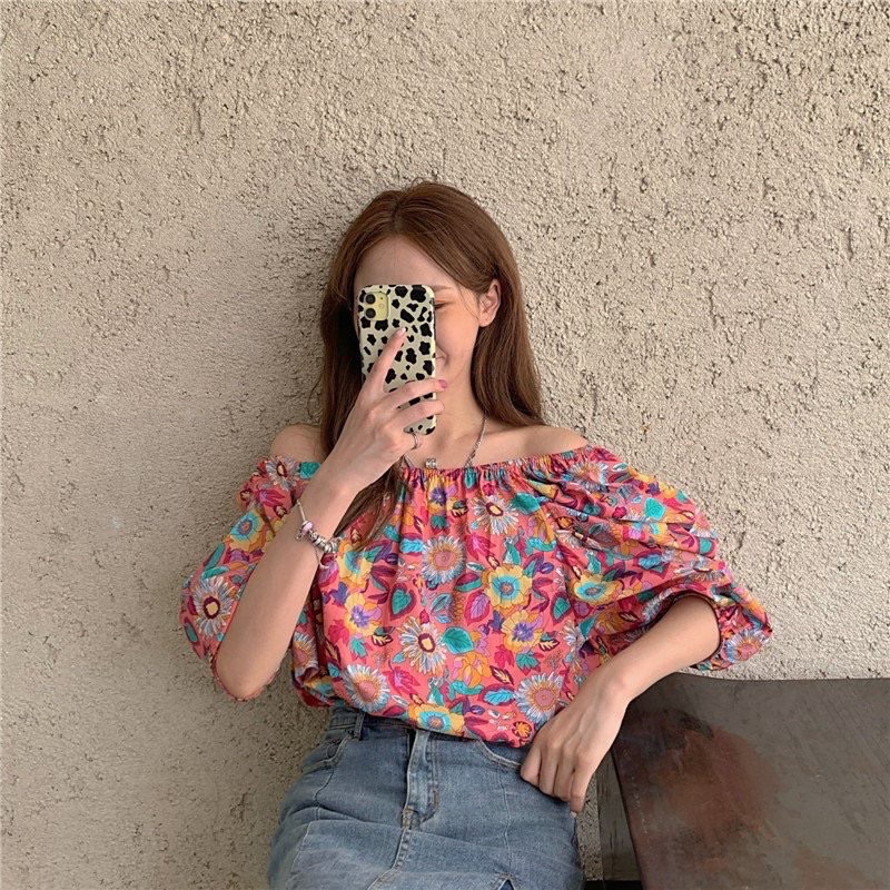 Áo trễ vai điệu đà sexy.