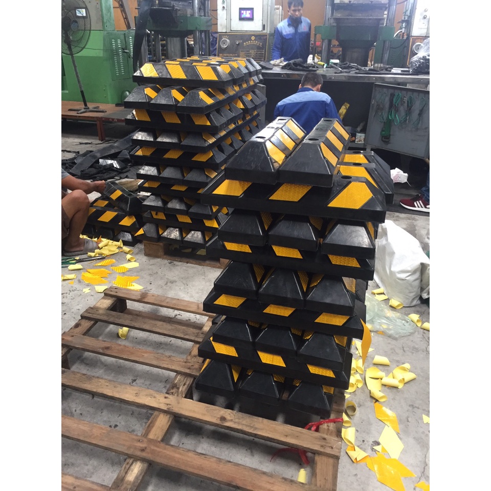Chặn lùi cao su, chặn lùi xe ô tô, chặn lùi phản quang kích thước 560x160x100mm