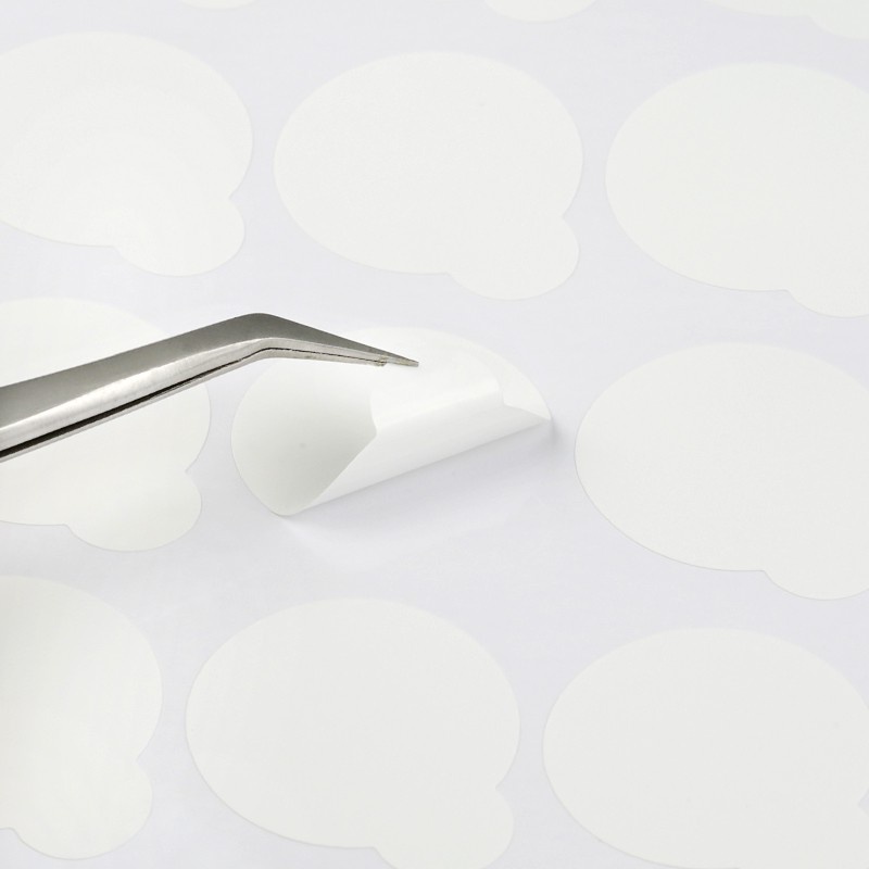 Hàng trăm sợi lông mi mới được quấn bằng một thanh gỗ, phần mở rộng của dụng cụ bằng đá dính