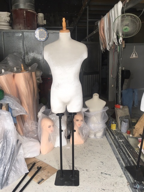 Manocanh nhung nam có đùi chân sắt