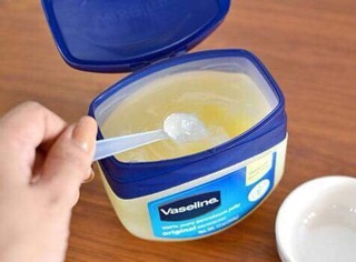 Kem dưỡng nẻ mặt Vaseline