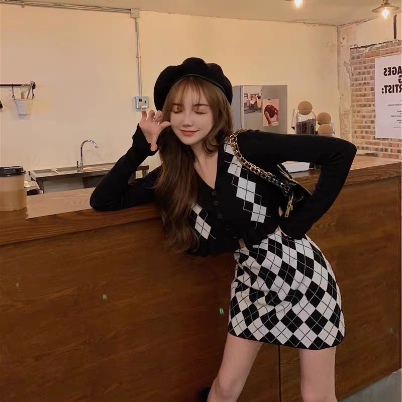 Set len quá trám hai món áo crop trắng dài tay lai bèo quả trám kèm chân váy len chữ A