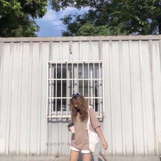 Áo phông xẻ vạt