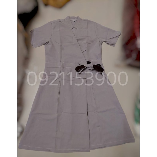 Đầm spa màu xám kem viền nâu