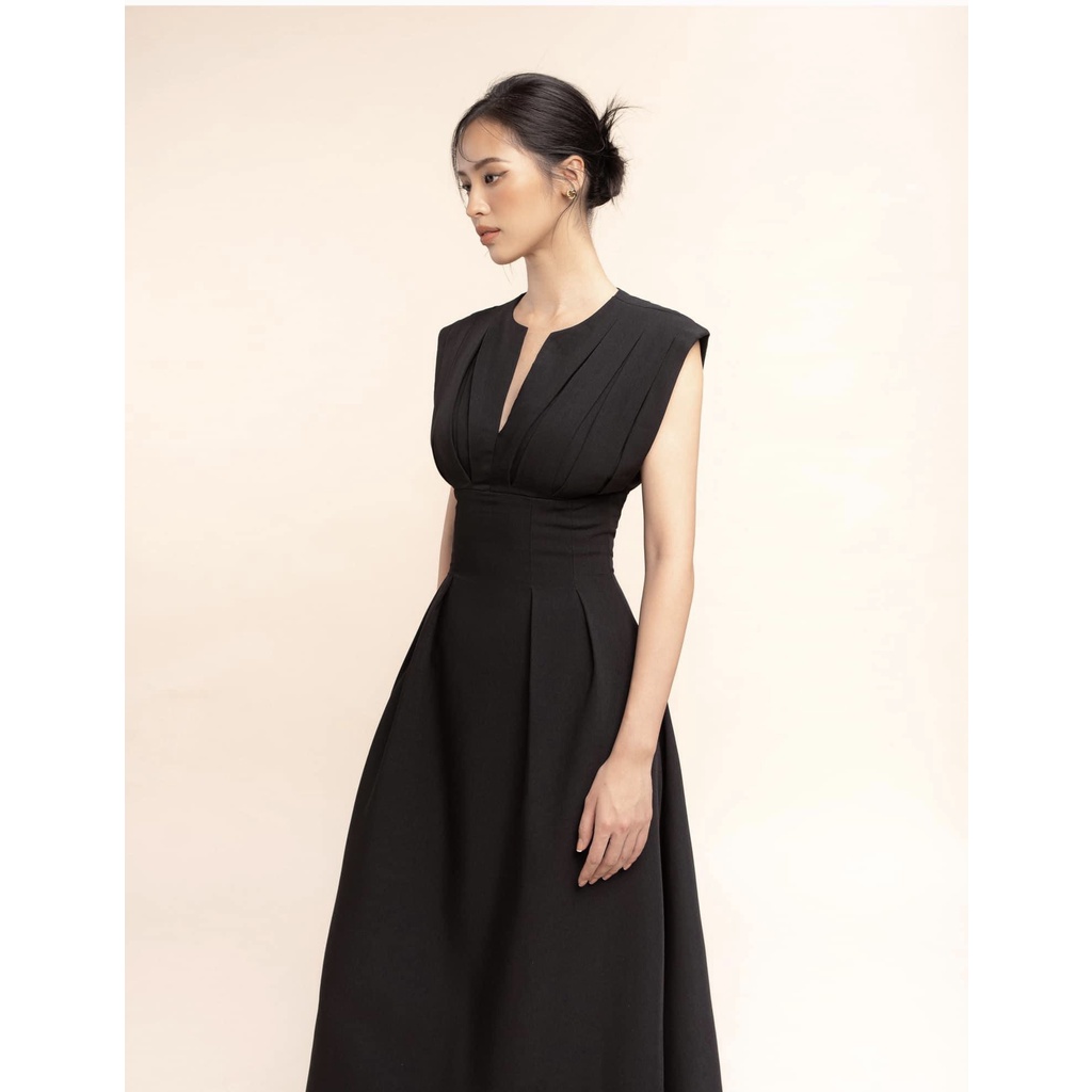 Đầm thiết kế xếp ly xẻ ngực Vayxeplyxenguc