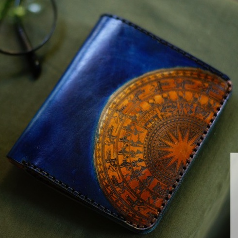 Ví nam da bò RAM Leather Khắc Trống Đồng Da Bò Màu Xanh Dương
