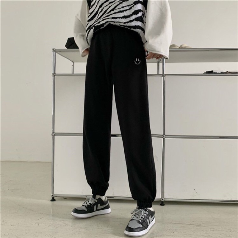Quần jogger ống rộng bo chun nỉ ngoại thêu mặt cười unisex ulzzang nam nữ