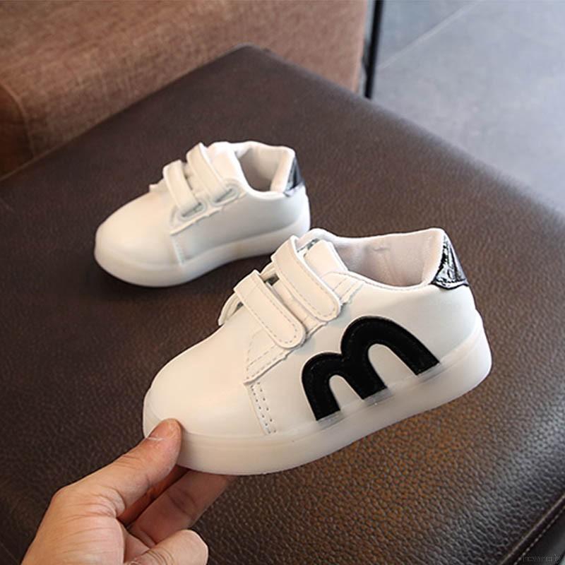 Giày thể thao có đèn LED độc đáo đáng yêu cho bé