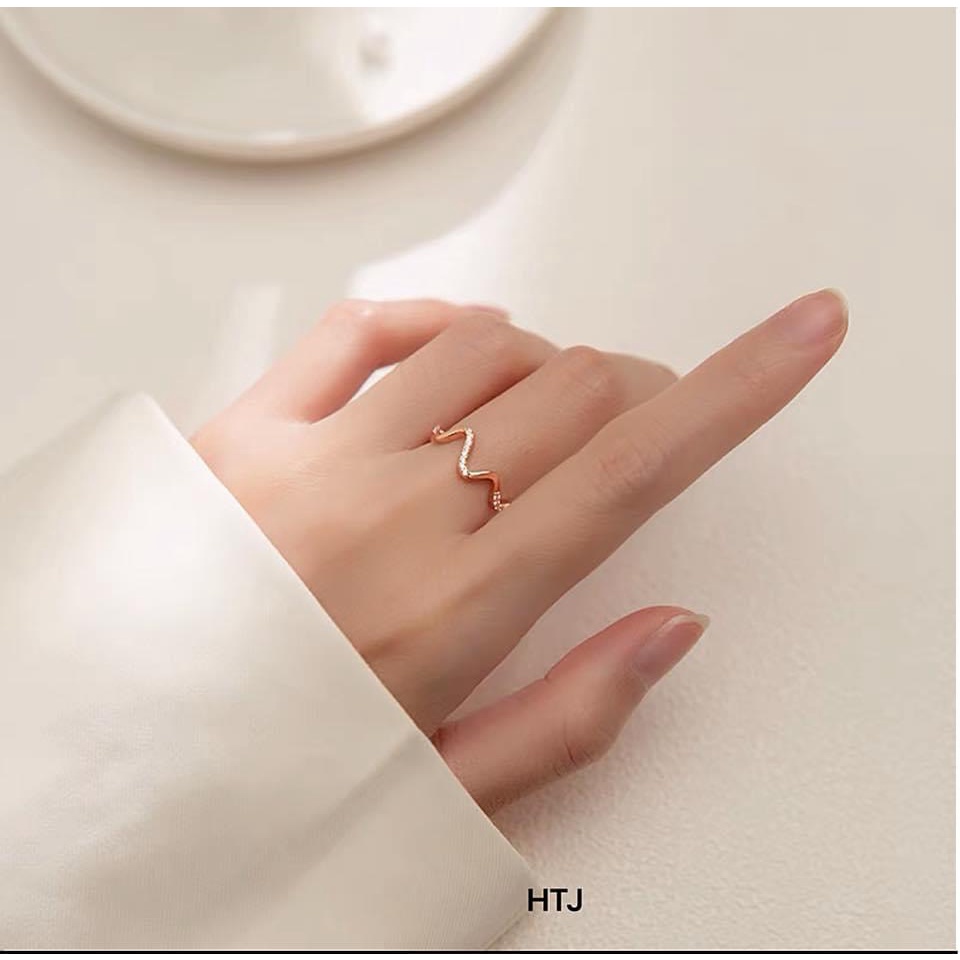 Nhẫn nữ hình sóng chuẩn bạc ta đính đá nhỏ xinh xắn - Kho sỉ bạc Nhất Linh
