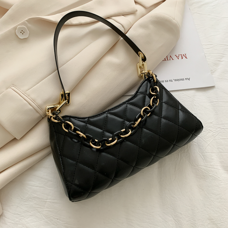 Túi đeo vai phối dây xích họa tiết hình thoi cá tính dễ phối đồ thời trang