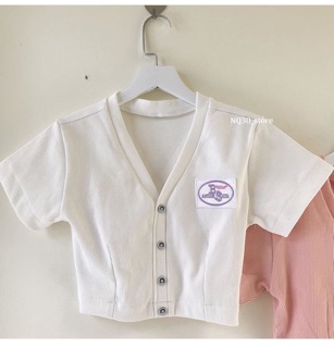 👽Croptop Cổ V Gài Nút Logo