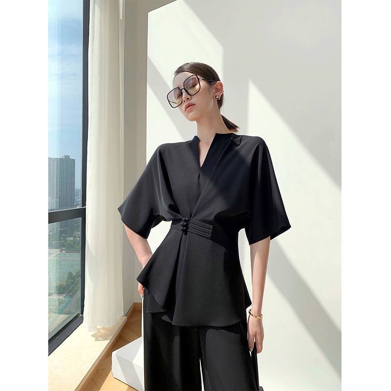 Trang phục IELGY gồm áo cổ chữ V và quần dài ống rộng phong cách cá tính cho nữ