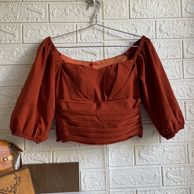 Áo croptop tay lỡ, bo eo.