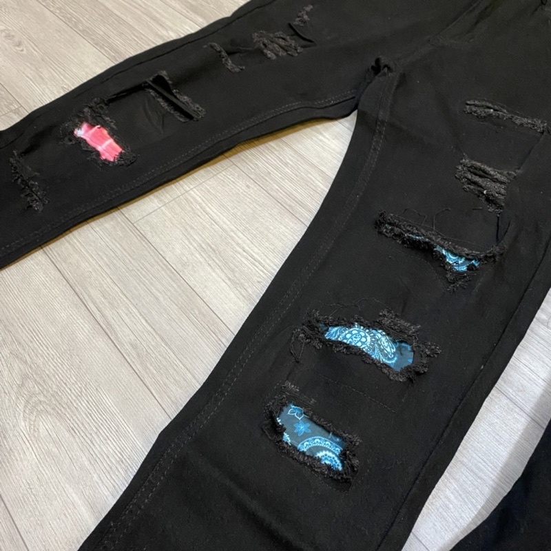 Quần jean nam vá gối xanh đỏ khâu viền,Quần bò vá nhăn amiri xanh đỏ rách gối