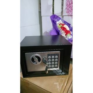 két sắt mini tiết kiệm tiền