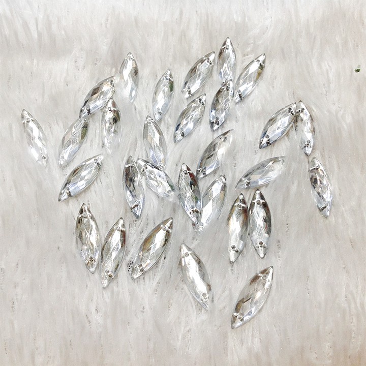 Hạt đá nhựa acrylic kết áo hình lá dài bạc ánh trắng size 2.1cm