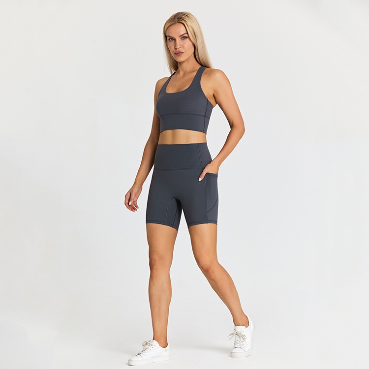 Bộ đồ thể thao Hoppe Fumeng gồm áo lót nâng ngực và quần short có túi cho nữ