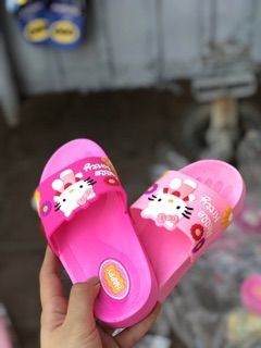 Dép hello kitty