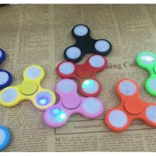 Con Quay Tam Giác Spinner Led 7 Màu