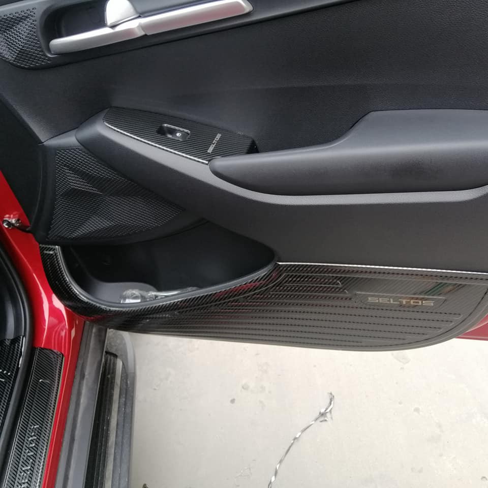 Ốp chống xước Tapli cánh cửa cacbon xe Kia Seltos 2020- 2021- 2022 vân Carbon cao cấp