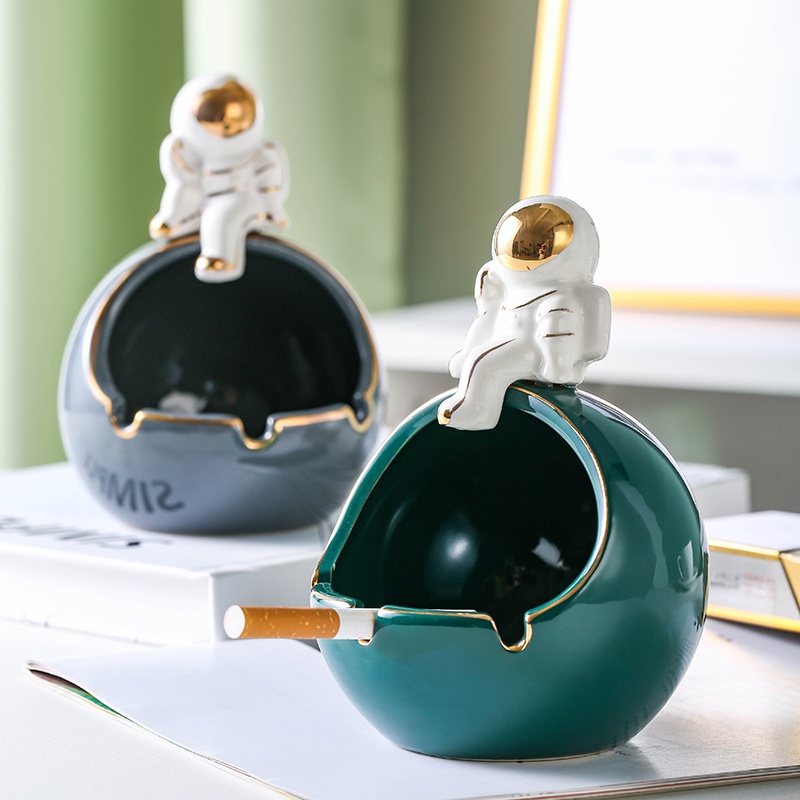 Gạt tàn thuốc để bàn hình phi hành gia hoạt hình sáng tạo