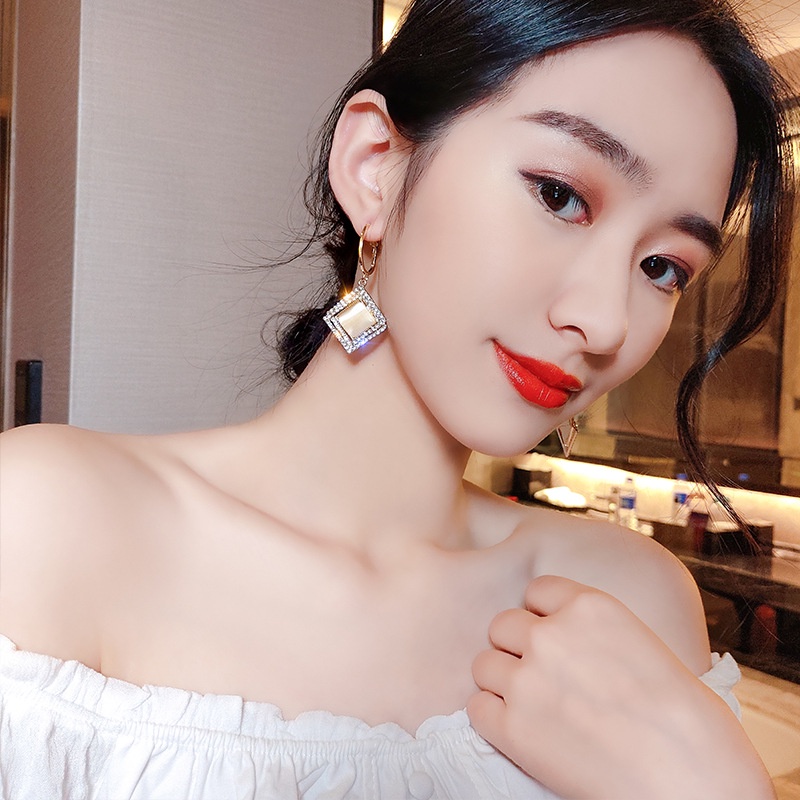 Khuyên Tai Hình Vuông Đính Đá Tua Rua Thời Trang