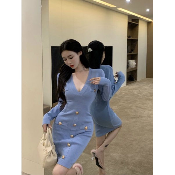 Đầm len body cổ V đính nút